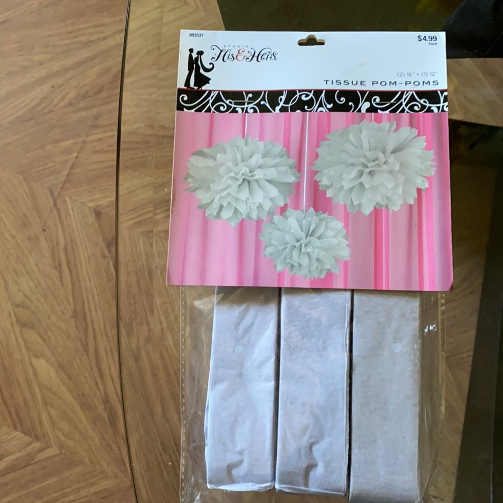 NWT His & Hers tissue Pom poms